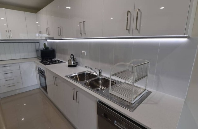 Bowden CBD 2 Bed with Parking WiFi