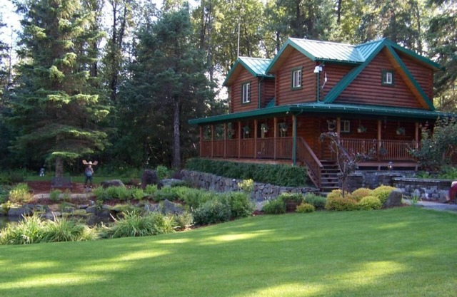Box Canyon "Moose Cabin"-4 bed, private bath, WIFI