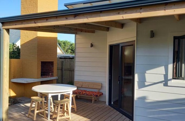 Brand new cottage, walk to beach - inverter, wi-fi, DSTV