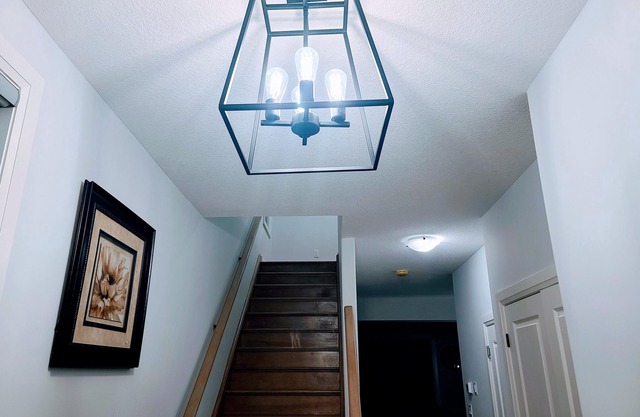 Brand new home, close to eateries/quiet