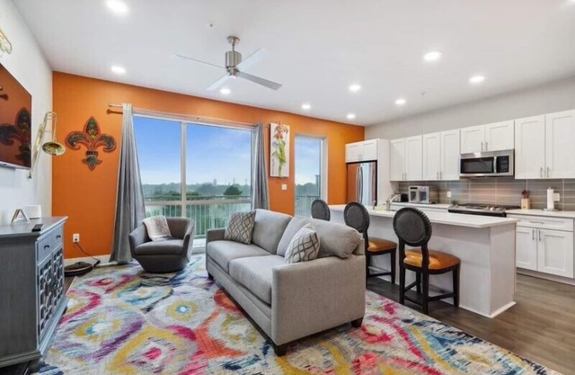 *BRAND NEW LISTING* Luxury Penthouse w balcony/parking near French Qtr