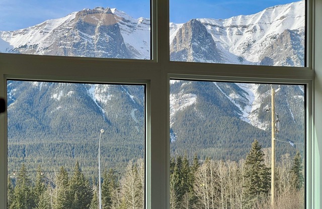 Brand New Luxury Condo at Banff Entrance/Spectacular mountain view/Sleep 6 guest