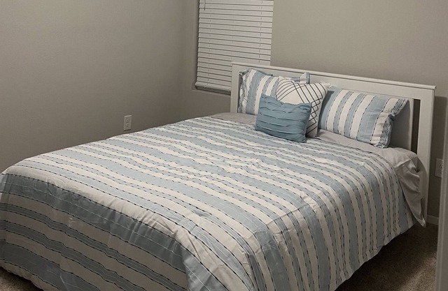Brand new private room with queen size bed. Access to community swimming pool