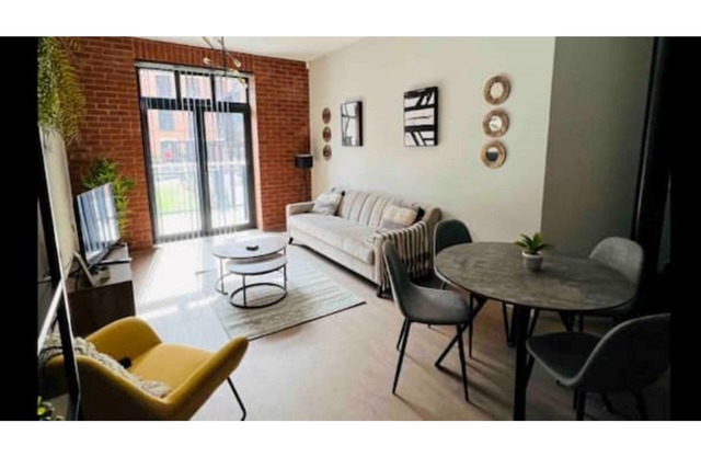 *Brand New*unique 2 bed apartment with pool & gym