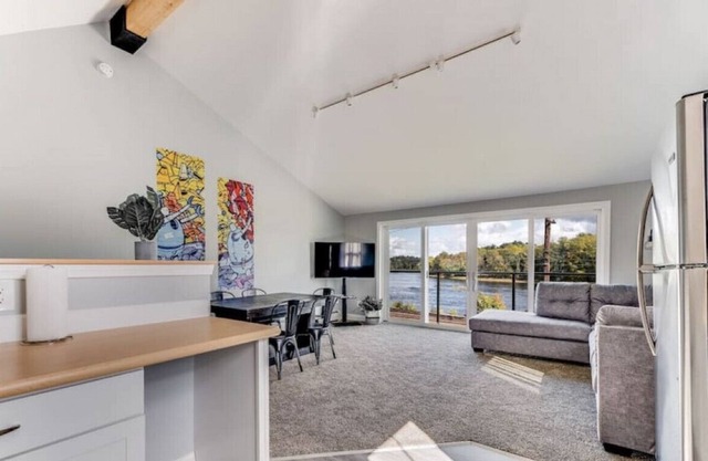 Brand New Waterfront 4BD | Sleeps 8 | Amazing View