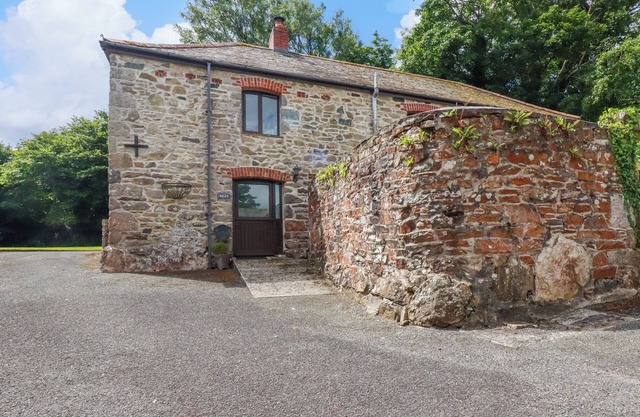 BRAY COTTAGE, pet friendly, with open fire in Winnard's Perch