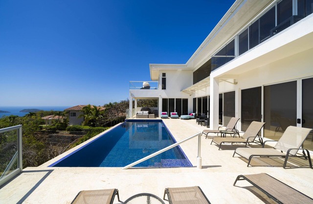 Breathtaking Oceanview Retreat with Infinity Pool in Playa Potrero – Villa Blanca