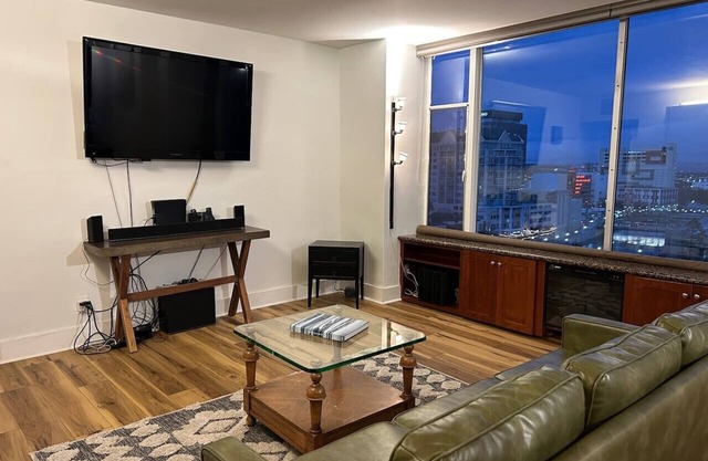 Breathtaking Views on Riverwalk w/Parking Options