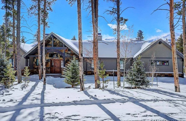 Breck Escape: Spacious 6-Bedroom Mountain Retreat in Breckenridge with Stunning Views!