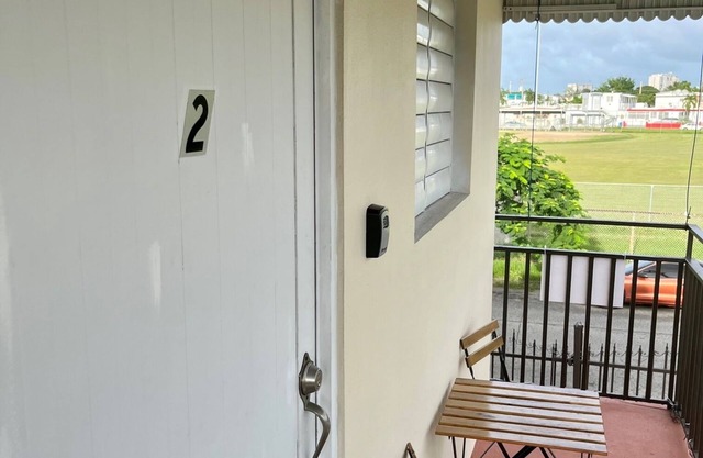 Breezy apartment 3 minutes from airport and beach