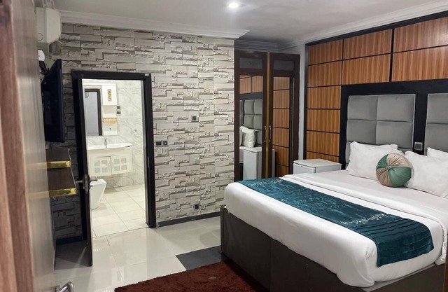 BRICK ROCK HOTEL AND SUITES