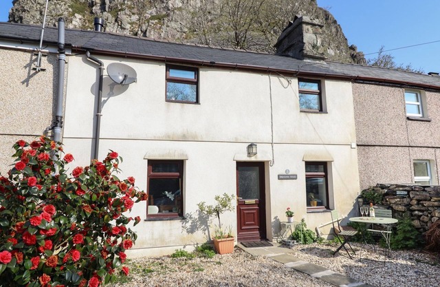 BRIDGEWAY HOUSE, pet friendly, with open fire in Blaenau Ffestiniog