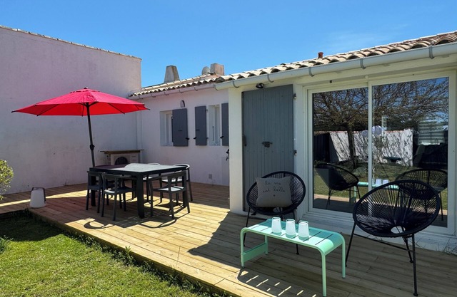 Bright house near the sea. Lovely decor, large enclosed garden. Car parking