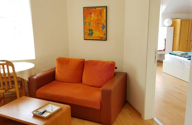 Bright 1 Bedroom Apartment. Great location. Free Parking on site