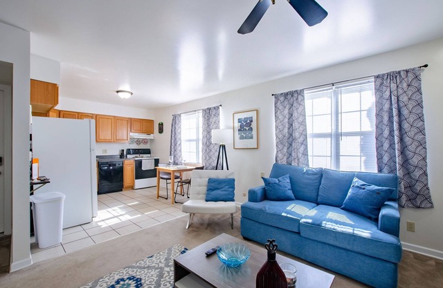 Bright 1 bedroom apartment, close to shops and highway