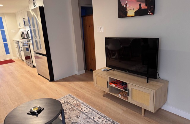 Bright 1BR Near VGH – Private, Central location, Pet Friendly