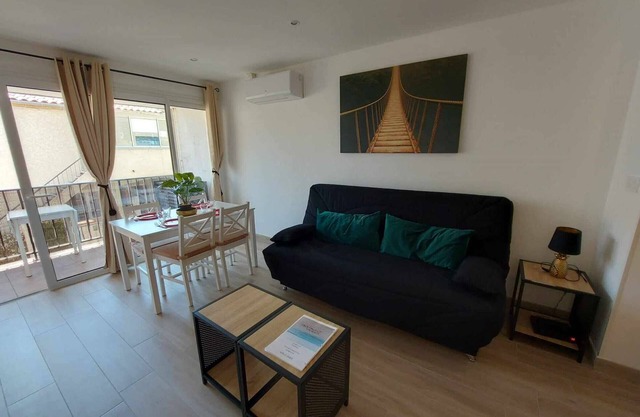 Bright 3-Room Apartment, Balcony, 100m from Beach, Parking, AC, Wi-Fi, Sleeps 5