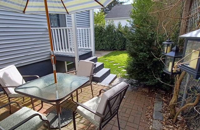 Bright and airy two bedroom apt in downtown Bristol steps from the parade route.