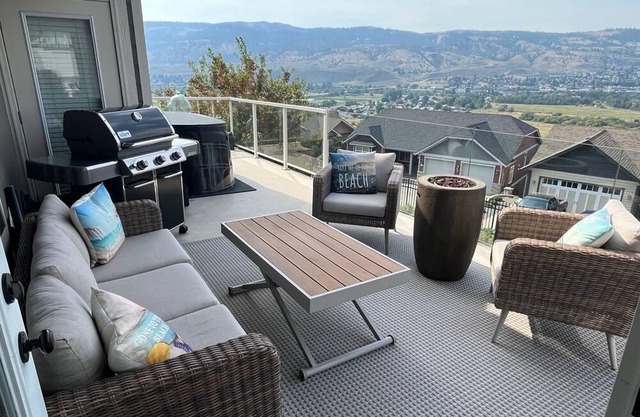 Bright and beautiful 2 bedroom 2 bath, breathtaking views. 3- 4 month stay only