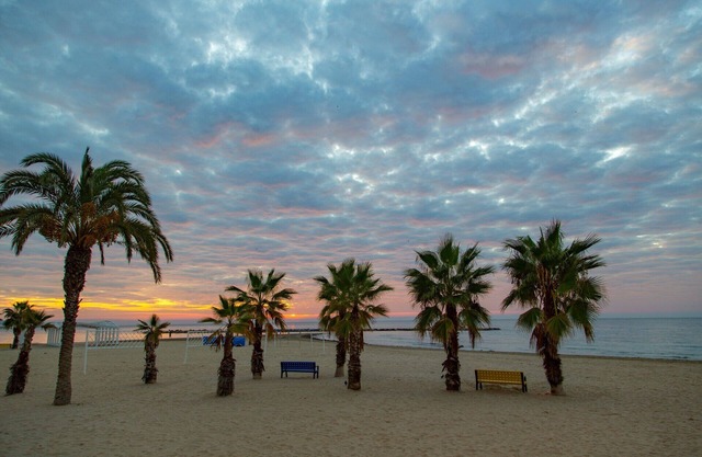 Bright and central, 10 minutes from the beach