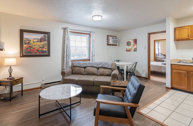 Bright and Cheery one bedroom apartment in Albright Glen