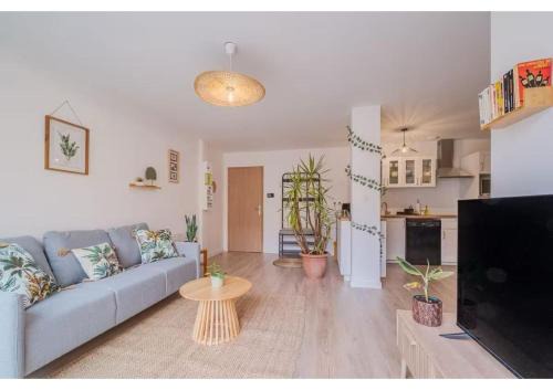 Bright and green 2-bedroom apartment, parking and wifi