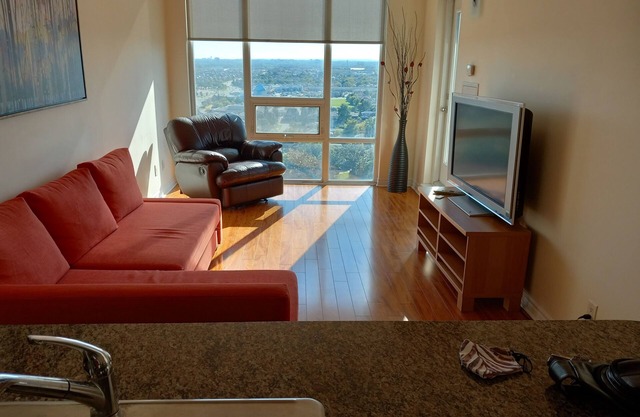 Bright and sunny corner unit with Balcony. Walk to Square One Shopping Mall.