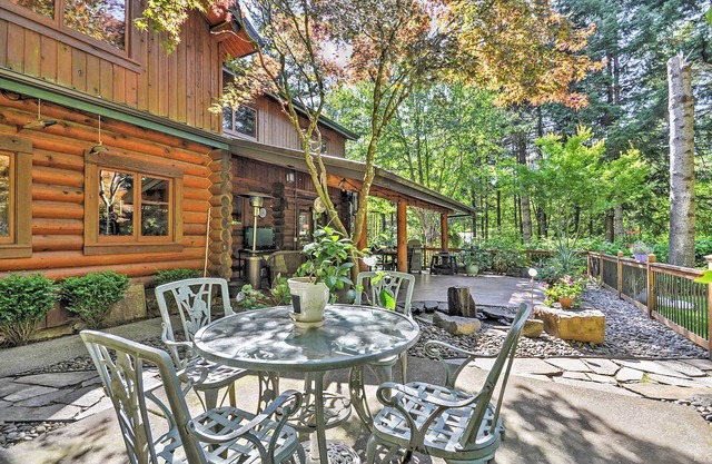 Bright Apt w/Deck < 12 Mi to Oregon Wine Country!