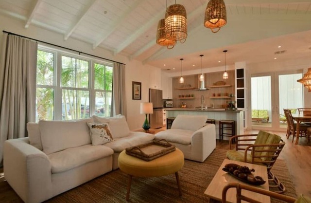 Bright & Comfortable Florida Cottage, Within 15 Min to Siesta and Nokomis Beach