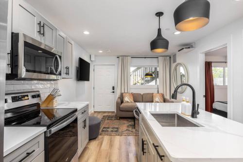 Bright Condo with 3 Beds 2 Bedrooms Walk to Grocery