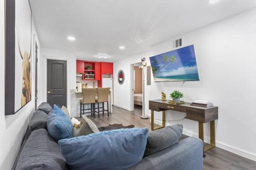 Bright & Cozy 2BR Near Downtown NRG & Fast Wi-Fi