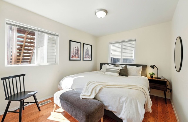 Bright & Cozy Alberta Cottage w Fast WiFi, AC 2blks to food & fun!