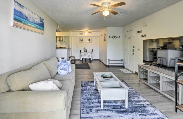 Bright Destin Condo w/ Beach Gear - Walk to Beach!