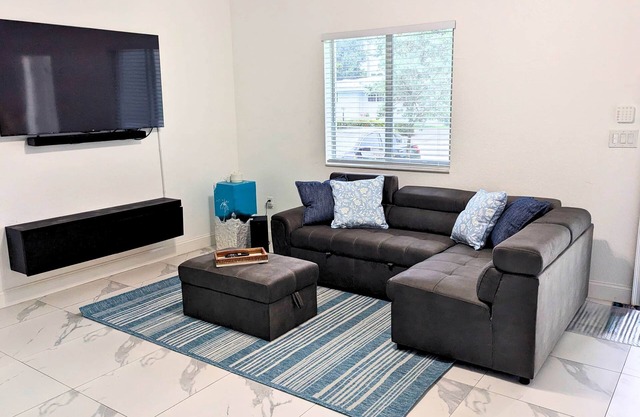Bright & Modern Home | October 18% Discount