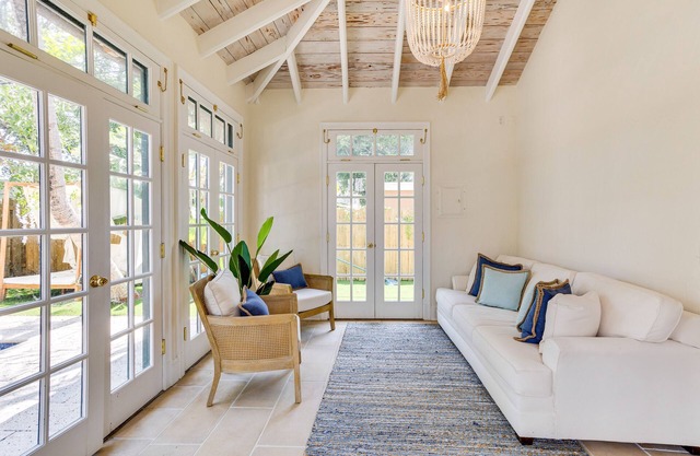 Bright & Modern West Palm Beach Cottage w/Loft
