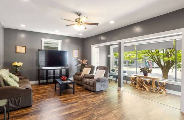 Bright New Albany Home 12 Mi to Churchill Downs!