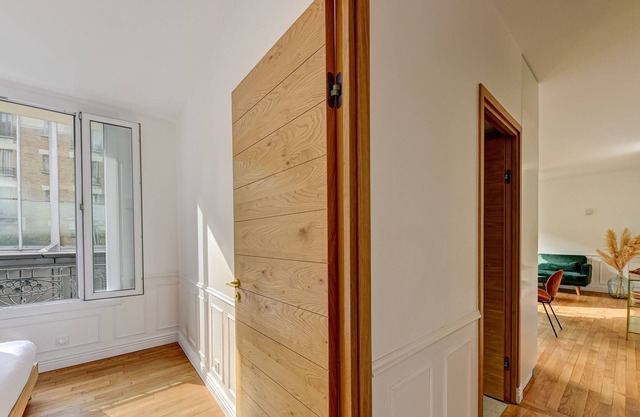 Bright Parisian apartment near the metro