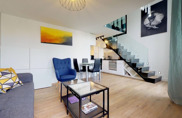 Bright & quiet 2BR apt. with 2 bathrooms & garage