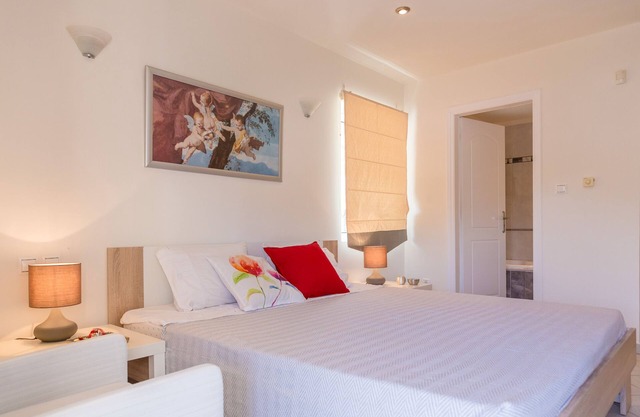 Bright & Spacious, two-floor Family Garden Home