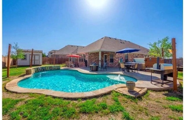 Bright Stylish 3 BR Home w/Pool & Hot Tub