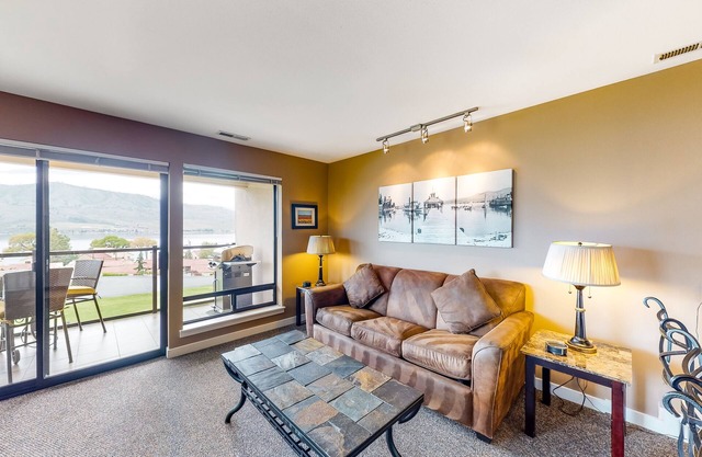 Bright Upscale Condo with Views - Pool & Hot Tub Access