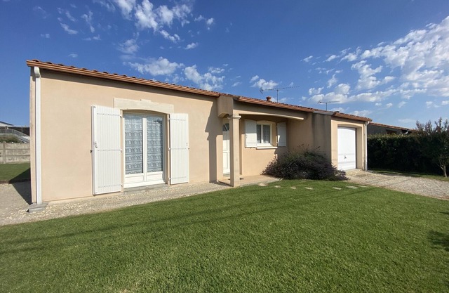 Bright Villa with Garden, Near Beaches and Shops, Fouras