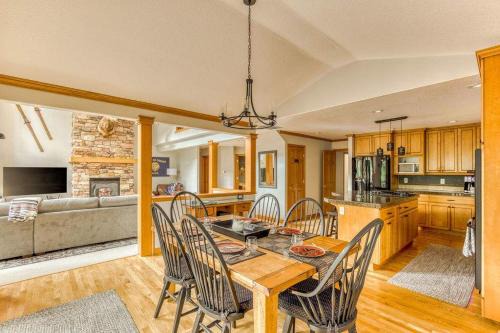 Brightside Retreat by Salmon River - Family Friendly Spacious Peaceful Deck