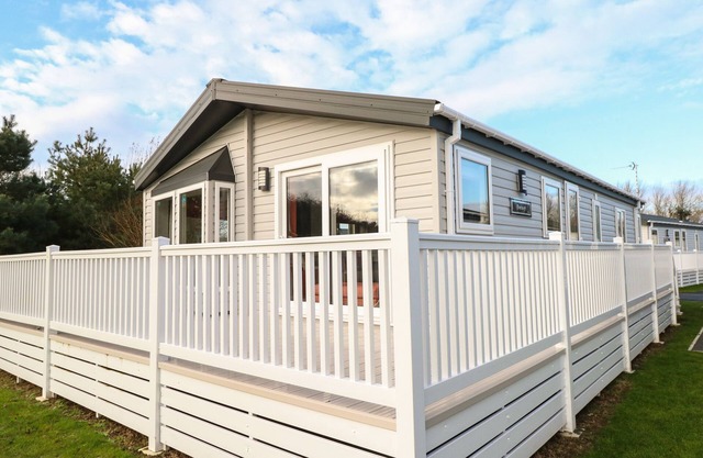 BROADLAND SANDS LODGE, family friendly, with pool in Corton