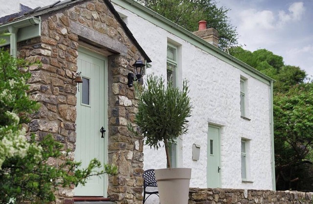 Brooklands Cottage - Four Bedroom House, Sleeps 8