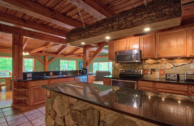 Brushy Creek-spacious cabin overlooking bold rushing creek, WiFi, HD cable TV in the game room, ...