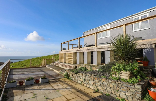 BRYN Y MOR, pet friendly, country holiday cottage in Llwyngwril