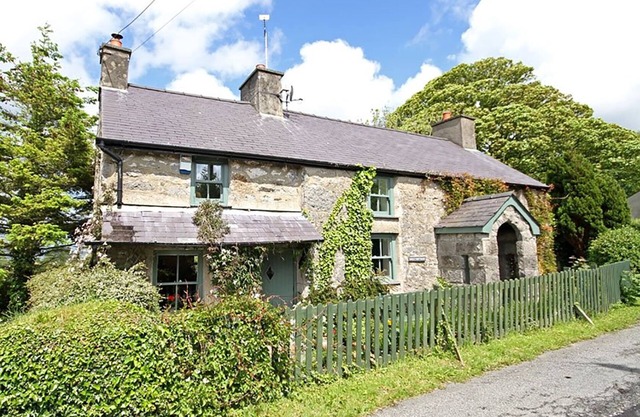 BUCK COTTAGE, pet friendly, with open fire in Red Wharf Bay