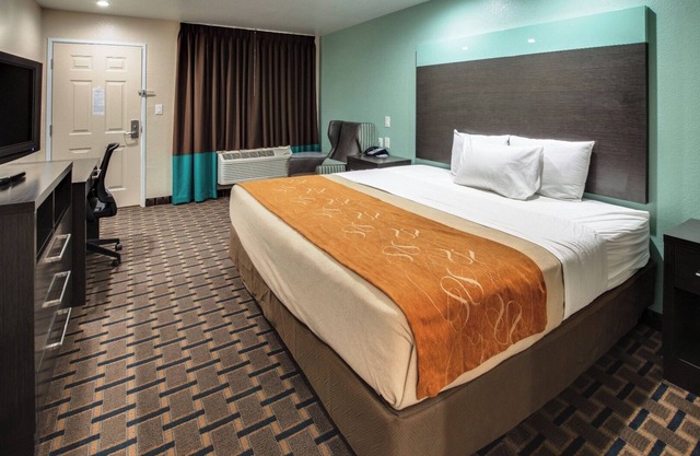 Budget Accommodation Ideal For Couple Traveler | Room w/Free Breakfast