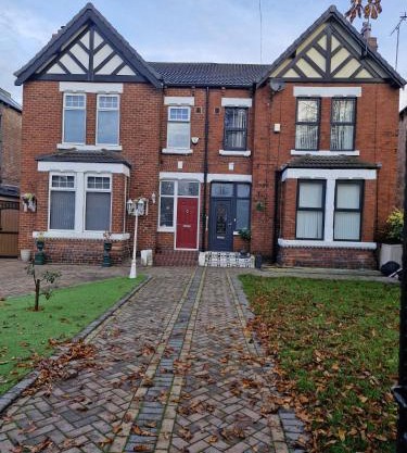 BUDGET ROOMS - 9 East Grange Drive